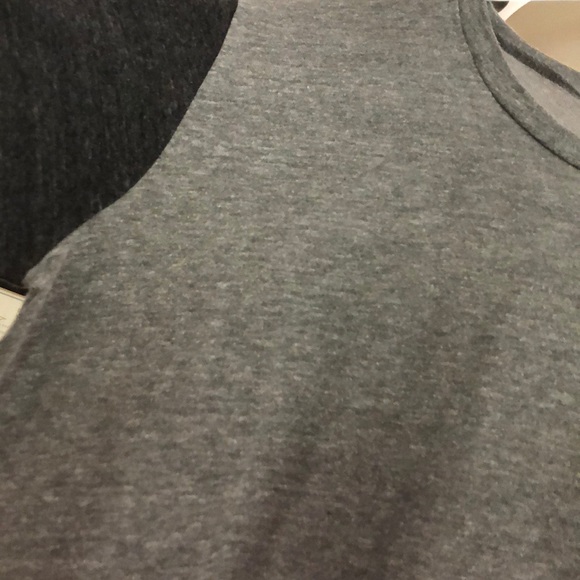 Gray t-shirt with dark grey sleeves - Picture 3 of 3